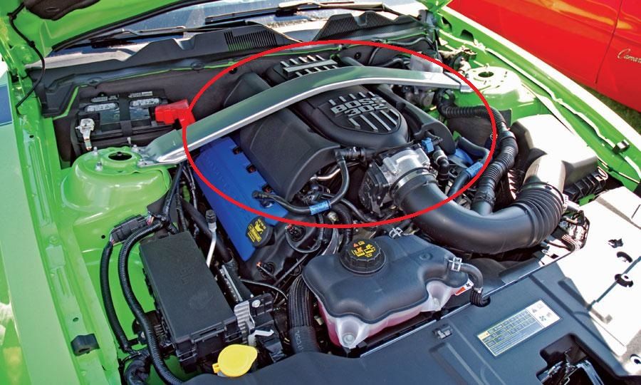 2013-Ford-Mustang-Boss-302-engine-shot_z