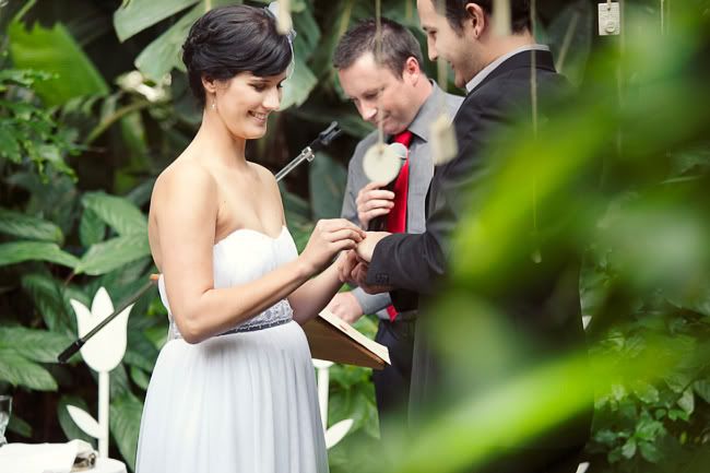 http://i892.photobucket.com/albums/ac125/lovemademedoit/LN_GardenWedding_033.jpg?t=1312696924