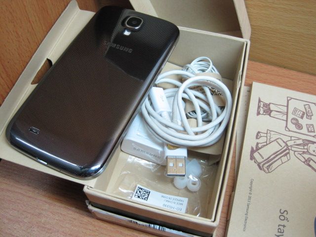 GALAXY S4 I9500 hàng xách tay màu titan mới 98% zin 100% có hình thật... - 2