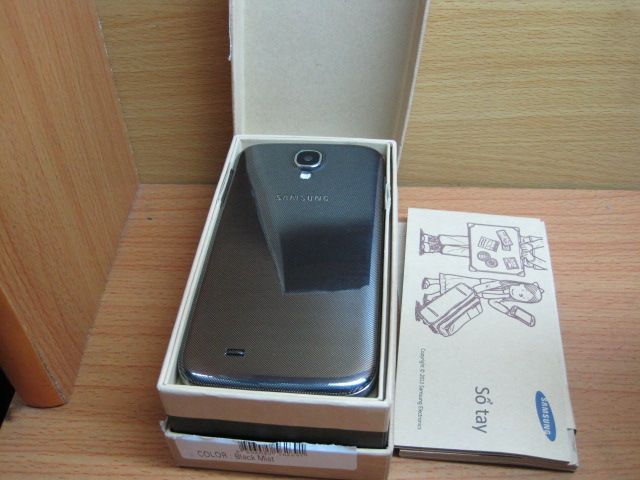 GALAXY S4 I9500 hàng xách tay màu titan mới 98% zin 100% có hình thật... - 1