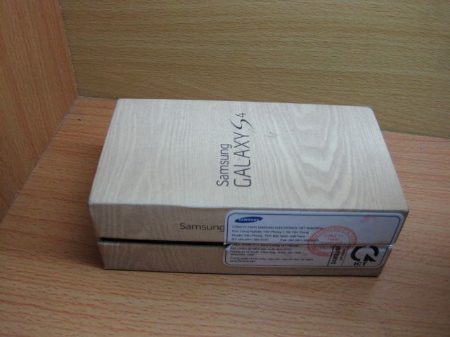 GALAXY S4 I9500 hàng xách tay màu titan mới 98% zin 100% có hình thật...