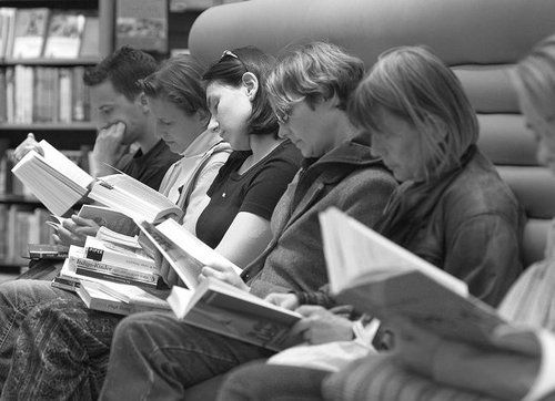 http://i892.photobucket.com/albums/ac128/nietzchehesse/Leer.jpg?t=1347611090